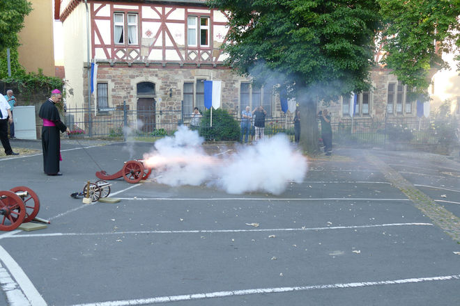 Der Apostolische Nuntius in Deutschland, S.E. Msgr. Dr. Nikola Eterović, Titularerzbischof von Cibale, beim Katzenkoppschießen am Vorabend des Fronleichnamsfestes 2017 in Fritzlar